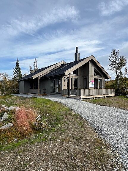 Flott hytte klar for innflytting til meget bra pris. Visning etter avtale eller på egen hånd.